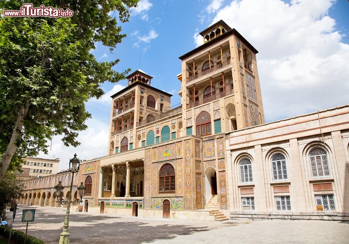Palazzo Golestan, Teheran, Iran - UNESCO - Nel cuore di Teheran sorge il sontuoso Palazzo Golestan, che letteralmente significa “roseto”. È infatti circondata di giardini rigogliosi l’ex residenza dello Scià, poi sede del governo della famiglia Qajar, salita al potere nel 1779. L’edificio, cinto da mura, ospita il Museo Etnologico detto anche Palazzo Bianco, dove è raccontata la quotidianità dei persiani attraverso abiti e oggetti d’uso comune, e il Museo di Pittura Qajar Negar Khaneh, tra i più moderni della città, con ritratti di principi, re e personaggi epici persiani. Lo stile architettonico è affascinante, rappresentativo delle antiche tradizioni locali ma anche dell’influsso occidentale moderno - © Aleksandar Todorovic / Shutterstock.com