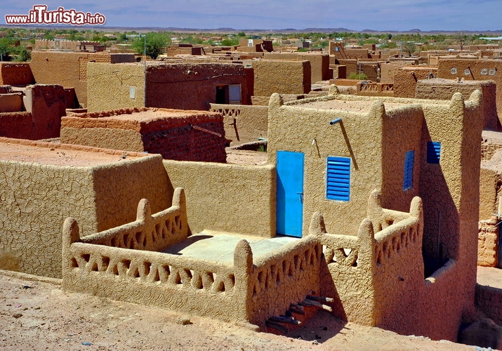 Il centro storico di Agadez, Nigeria - UNESCO  - Agadez è praticamente una delle porte d'accesso meridionali al deserto del Sahara, ed il suo cuore architettonico si è sviluppato tra il 15° e 16° secolo, quando tribù Tuareg si stabilirono nella zona. le costruzioni sono state eseguite con mattoni di fango, che hanno creato un complicato intreccio di vie e strade, molto caratteristiche. Oltre che alle numerose abitazioni di terra nel centro si trova un gruppo ben conservato di edifici sontuosi e religiosi, tra cui un minareto alto 27 m realizzato interamente in mattoni di fango, la più alta struttura del genere in tutto il mondo. Il sito è caratterizzato da tradizioni culturali, commerciali ed artigianali ancestrali, ed ancora praticate oggi e presenta esempi eccezionali e sofisticati di architetture costruite con la terra. - © trevor kittelty / Shutterstock.com