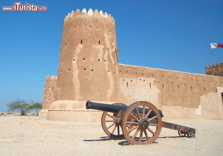 Il sito archeologico di Al Zubarah, Qatar - UNESCO - La città fortificata di Al Zubarah è situata lungo le coste del Golfo Arabo, a un centinaio di chilometri dalla capitale Doha. Fondata nel IX secolo dai mercanti provenienti dal Kuwait, la città fiorì tra la fine del Sette e l’inizio dell’Ottocento come centro di produzione di perle e polo commerciale, per poi essere distrutta nel 1811 e abbandonata definitivamente all’inizio del Novecento. Il sito archeologico, indubbiamente il più importante del Qatar, ricopre un’area di circa 400 ettari – di cui 60 compresi nella cinta muraria più esterna – e comprende la cittadella fortificata, le antiche mura, un porto con le case dei pescatori, il Forte di Murair e il più recente Forte Zubarah - © Sean Nel / Shutterstock.com