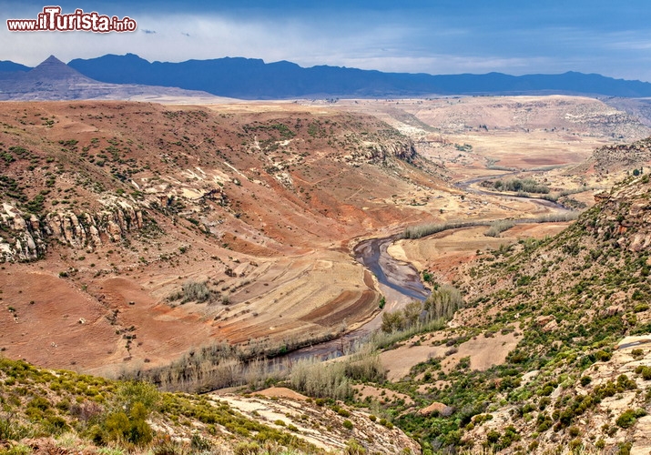 Maloti Drakensberg, le montagne del Lesotho e Sudafrica - UNESCO - Si tratta di una estensione alla precedente nomina del Ukhalamba Drakensberg Park. La catena montuosa del Drackenberg oltre che offfrire panorami mozzafiato possiede siti di interesse archeologico, con delle vere e proprie gallerie di arte rupestre, ed ospita una notevole biodiversità di specie animali - © Gil.K / Shutterstock.com