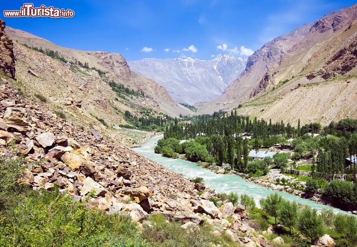 Tajik National Park (Montagne del Pamir), Tajikistan - UNESCO - Il Parco Nazionale del Pamir, o Parco Nazionale Tajik, copre una vasta area del Tajikistan orientale. Circa 2,5 milioni di ettari di montagne, quasi disabitati, che si sviluppano nel punto d’incontro tra le catene montuose più alte del continente eurasiatico e si compongono di paesaggi variegati, aspri e attraenti allo stesso tempo. Accanto ad altipiani infiniti si innalzano cime drammatiche, che in certi casi superano i 7 mila metri, e quasi 2 mila ghiacciai si estendono nell’area, tra cui la valle glaciale più lunga del mondo al di fuori della regione polare. Ma non basta: 170 fiumi e 400 laghi impreziosiscono la riserva naturale, che presenta una flora ricca e una fauna interessante, comprese numerose specie a rischio di estinzione. I geologi dedicano particolare attenzione alle montagne del Pamir poiché è una zona soggetta a frequenti terremoti e offre un’occasione unica per studiare la tettonica a zolle - © lmeleca (Leonid Meleca) / Shutterstock.com