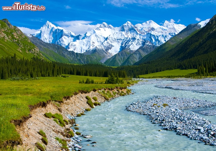 Tien Shan (in inglese Xinjiang Tianshan), Cina - UNESCO - La catena montuosa cinese di Tien Shan, che letteralmente significa “montagne celesti”, si sviluppa per un totale di oltre 600 ettari, comprendendo le quattro vette di Tomur, Kalajun-Kuerdening, Bayinbukuke e Bogda. Il sistema di rilievi è tra i più imponenti del mondo e il più spettacolare dell’Asia centrale, con caratteristiche geologiche uniche e paesaggi fiabeschi fatti di cime innevate, ghiacciai perenni, foreste incontaminate, laghi cristallini e canyon quasi surreali. Habitat naturale di innumerevoli specie animali e vegetali, alcune delle quali rarissime, il sito si allunga sino a comprendere il deserto di Taklimakan, uno dei più vasti e “alti” del pianeta, conosciuto per le sue ampie dune e le violente tempeste di sabbia. Il contrasto tra le montagne lussureggianti e il deserto conferisce al sito un fascino indimenticabile - © Krishna.Wu / Shutterstock.com