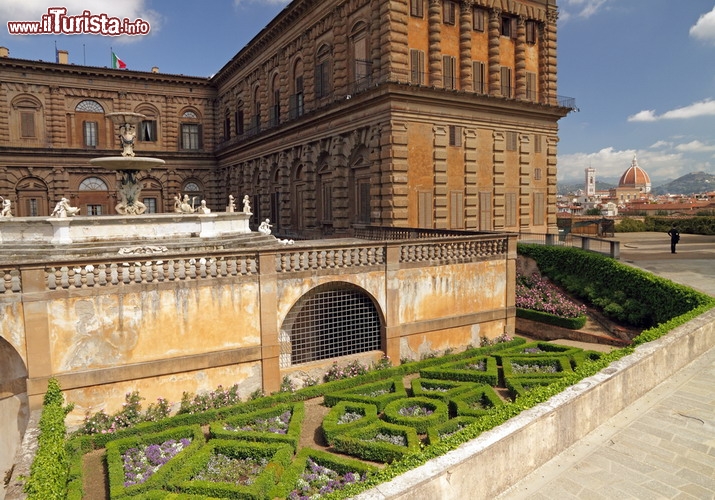 Il Giardino di Boboli, Firenze - UNESCO - Nel 2013 è diventato Bene protetto dall’UNESCO, ma già da secoli era apprezzato dalle nobili famiglie fiorentine e, recentemente, da oltre 800 mila turisti ogni anno. Splendido esempio di giardino all’italiana, nacque nel Quattrocento come giardino granducale del palazzo Pitti, che in origine fu residenza dei Medici, quindi dei Lorena e dei Savoia. Sino all’Ottocento il giardino fu costantemente arricchito da sculture, fontane, tempietti e architetture che ne fanno un vero e proprio museo all’aperto. Tra ninfei e grotte, aiuole fiorite e vialetti alberati, rivestono una particolare importanza gli edifici, come la Limonaia, dal caratteristico verde Lorena, e la Kaffeehaus, da cui si gode un bel panorama della città - © Malgorzata Kistryn / Shutterstock.com
