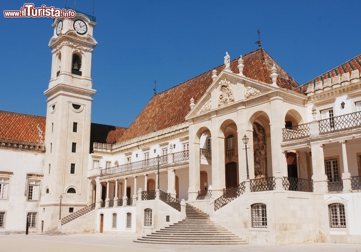 Università di Coimbra – Alta e Sofia, Portogallo - UNESCO - L’Università di Coimbra – Alta e Sofia, eletta dall’UNESCO bene Patrimonio dell’Umanità, è tra le università europee più antiche tuttora attive, risalente al 1290, nonché un prestigioso centro di ricerca che comprende una serie di edifici storici di grande valore. Si sviluppò nell’arco di oltre 7 secoli nella città antica, e ne fanno parte la Cattedrale di Santa Cruz del XII secolo, diverse scuole del Cinquecento, il Palazzo Reale di Alcáçova, la Biblioteca Joanine con i suoi eleganti arredi barocchi e il Parco Botanico, più le moderne strutture della cosiddetta “città universitaria”. Coimbra rappresenta un eccellente esempio di campus ben integrato nella città, dalla lunga tradizione, che ha saputo influenzare la cultura e la letteratura del Portogallo e ha fatto da modello ad altri istituti di lingua portoghese distribuiti in tutto il mondo - © Olga Meffista / Shutterstock.com