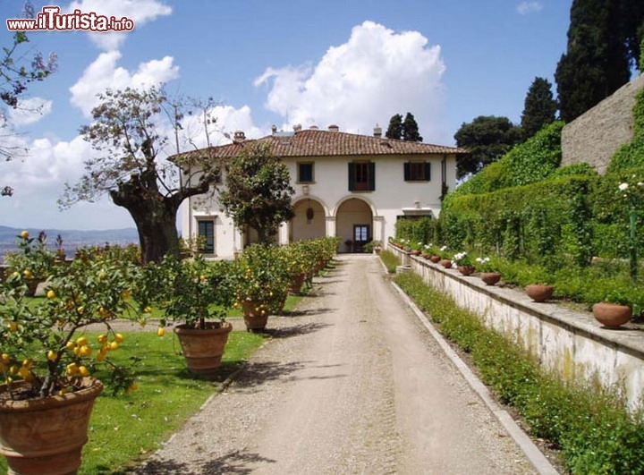 Villa Medici di Fiesole - UNESCO - Detta anche Belcanto o il Palagio di Fiesole, questa villa medicea è tra le più antiche appartenute ai Medici. Oggi è una delle meno note, ma certamente tra le meglio conservate e le più originali della serie, e per questo merita una visita. Fu fatta costruire al posto di un vecchio caseggiato, acquistato da Cosimo il Vecchio a metà del Quattrocento. Fu il figlio Giovanni a farla modificare dall’architetto di famiglia Michelozzo. Molto diversa dalle residenze precedenti, rappresenta una sorta di “musa ispiratrice” per le costruzioni rinascimentali, con le sue linee fortemente geometriche e pulite e la scomparsa degli elementi militari come torrette e fossato. La villa non è più un mondo chiuso, con mura e cortile interno, ma un luogo ameno con logge aperte verso l’esterno e un giardino idilliaco, che dimostra una nuova attenzione al paesaggio 