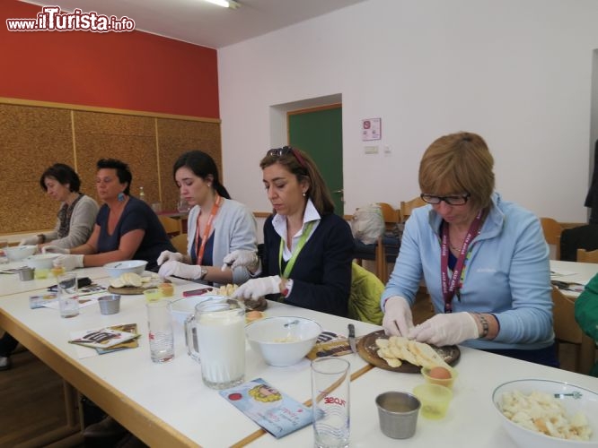 Immagine Festival del Gusto a Bolzano: ci trovaimo nel Laboratorio del Gusto, dove si promuove la cucina degli sprechi, dove gli scarti diventano delle specialità prelibate