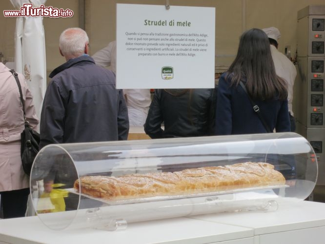 Immagine Bancherella prodotti da forno esposti al Fesatival del gusto di Bolzano