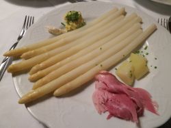 Asparagi bianchi serviti al Maso Oberlegar di Terlano, durante i lFestival del Gusto