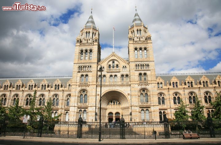 Immagine L'ingresso principale, sulla Cromwell Road, del Natural history Museum a Londra - © Bikeworldtravel / Shutterstock.com