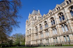 Fiancata del Museo di Storia Naturale: l'edificio si trova a Kensington, in centro a Londra - © rui vale sousa / Shutterstock.com