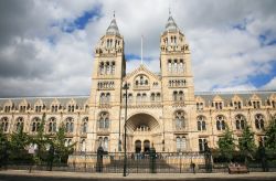 L'ingresso principale, sulla Cromwell Road, del Natural history Museum a Londra - © Bikeworldtravel / Shutterstock.com