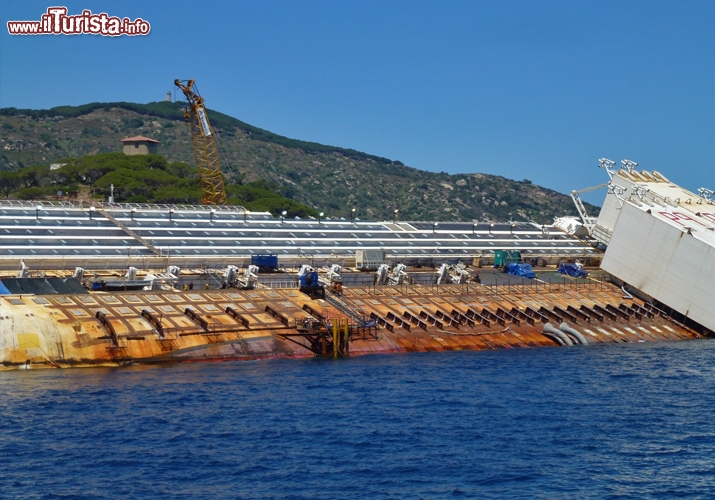 I primi dei trenta cassoni sulla parte emersa della Costa Concordia - Il progetto di rimozione del relitto è stato vinto tramite gara dal team italo-americano composto Titan-Micoperi che, il 18 maggio 2012, hanno illustrato alla presenza del Prefetto Franco Gabrielli, Commissario Delegato per l’emergenza, le procedure che consentiranno la completa rimozione dello scafo nel rispetto dell’ecosistema dell’isola.