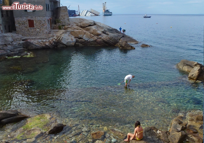 La Concordia vista dalla Spiaggetta del Saraceno, Giglio Porto - La speranza è che nel più breve tempo possibile l’Isola del Giglio possa tornare ad essere ricordata semplicemente come una delle isole più belle del nostro paese, e non più come la scena del delitto di un crimine che, ancora una volta, ha evidenziato agli occhi del mondo alcuni dei lati peggiori della nostra Italia.