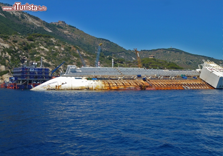 Il lato emerso e lo squarcio del relitto della Costa Concordia al Giglio - Ancor prima della tragedia del Giglio la Costa Concordia era già stata teatro di due gravi incidenti. Il 22 novembre 2008, a Palermo, lo scafo urtò contro un bacino galleggiante ormeggiato in porto riportando danni ingenti alla fiancata di dritta; nel 2010, invece, la notte tra il 3 e il 4 maggio, un passeggero di nazionalità russa perse la vita cadendo in mare al largo delle coste francesi.