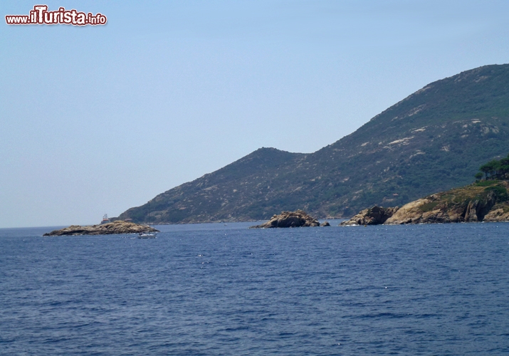 Le Scole gli scogli dove urtò la nave Concordia, Isola del Giglio - Salpata da Civitavecchia e diretta a Palermo, la Costa Concordia avrebbe dovuto fare scalo a Savona, Marsiglia, Barcellona, Palma de Maiorca, Cagliari e Palermo. La sua corsa si è interrotta alle 21.42 di venerdì 13 gennaio 2012 sul più piccolo degli scogli de Le Scole, a poche decine di metri dalle coste del Giglio.