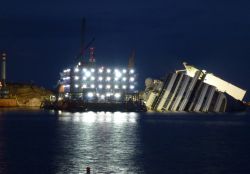 La Costa Concordia illuminata nel porto del Giglio ...