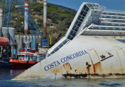 La prua squarciata della Costa Concordia - Il ...