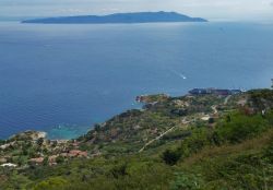 Spiaggia dell'Arenella, il relitto della ...