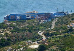 Vista aerea del relitto della Costa Concordia ...