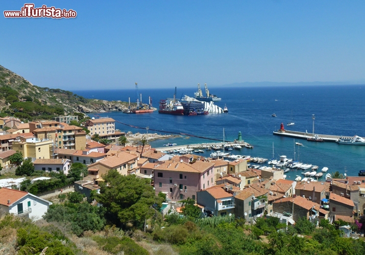 Come appare Giglio Porto oggi dopo il naufragio della Costa - Terminato il recupero, dopo aver rimorchiato la Concordia, si procederà con le altrettanto delicate operazioni di pulizia dei fondali e ripristino della flora marina. L’obiettivo è quello di dimenticare definitivamente questa sciagura anche dal punto di vista ambientale, ripristinando l’integrità dell’ecosistema sottomarino come se nulla fosse accaduto.