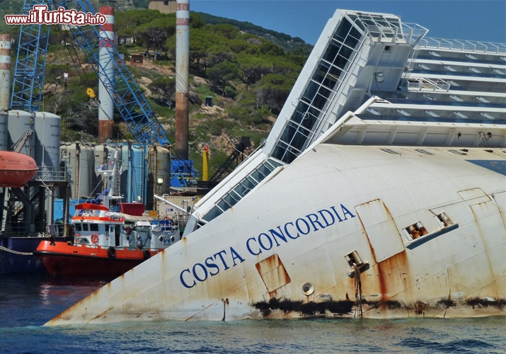 La prua squarciata della Costa Concordia - Il nome con il quale venne battezzata la nave, Concordia, fu scelto come inno all’unità e alla pace tra le nazioni europee. Non per niente i tredici ponti di cui è composta portano i nomi di altrettanti stati membri dell’Unione: partendo dal “basso” Olanda, Svezia, Belgio, Grecia, Italia, Gran Bretagna, Irlanda, Portogallo, Francia, Germania, Spagna, Austria e Polonia.