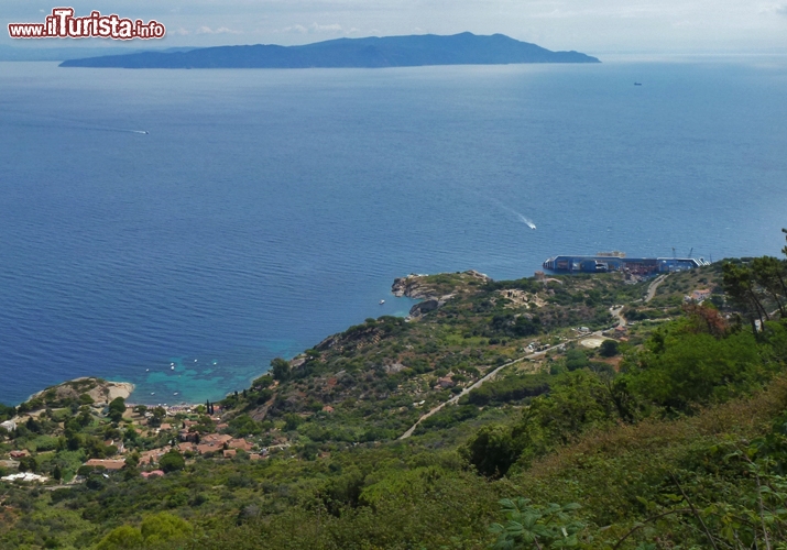 Spiaggia dell'Arenella, il relitto della Concordia e il Monte Argentario - Le operazioni di messa in sicurezza e recupero dello scafo sono state affidate a Fincantieri. Per raddrizzare e riportare in linea di galleggiamento il relitto il colosso romano sta procedendo nell’installazione di ben 30 “cassoni” d’acciaio, del peso complessivo di 11.500 tonnellate, lungo le fiancate della nave. Questi ultimi, collocati inizialmente solo sul lato emerso dell’imbarcazione, saranno riempiti gradualmente d’acqua mediante un sistema di martinetti così da rimettere in asse la crociera, e solo successivamente svuotati per riportarla a galla e consentirne il traino in un porto italiano.