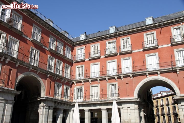 Immagine Elegante palazzo con archi in Plaza Mayor a Madrid, la centralissima piazza della capitale spagnola - © Ana del Castillo / Shutterstock.com