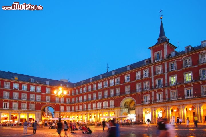 Immagine Fotografia notturna della Plaza Mayor, la piazza centrale di Madrid, la capitale della Spagna - © holbox / Shutterstock.com