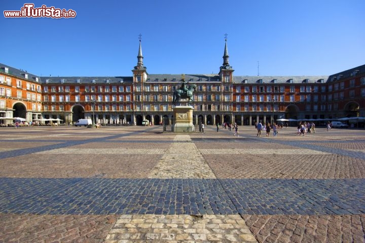 Immagine La grande Plaza Mayor si trova in centro a Madrid (Spagna) - © Francesco R. Iacomino / Shutterstock.com