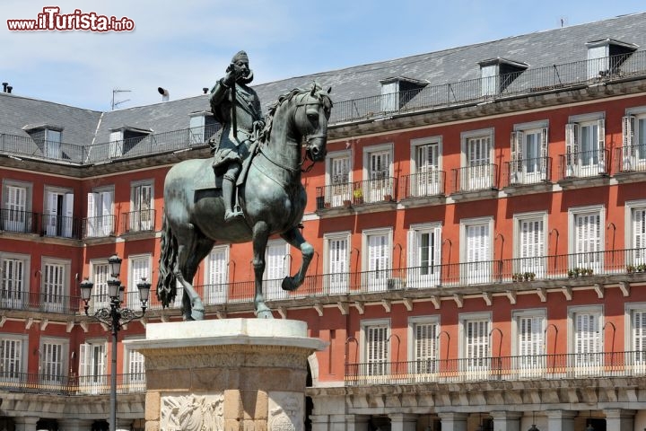 Immagine Statua di Filippo III a Cavallo. L'opera del Gianbologna si trova in Plaza Mayor a Madrid, la capitale della Spagna - © cainfantes / Shutterstock.com