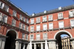 Elegante palazzo con archi in Plaza Mayor a Madrid, la centralissima piazza della capitale spagnola - © Ana del Castillo / Shutterstock.com