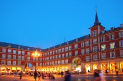 Fotografia notturna della Plaza Mayor, la piazza centrale di Madrid, la capitale della Spagna - © holbox / Shutterstock.com