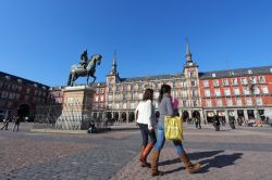 La monumentale Plaza Mayor di Madrid è considerat auna delle piazze più belle di Spagna - © Tupungato / Shutterstock.com 