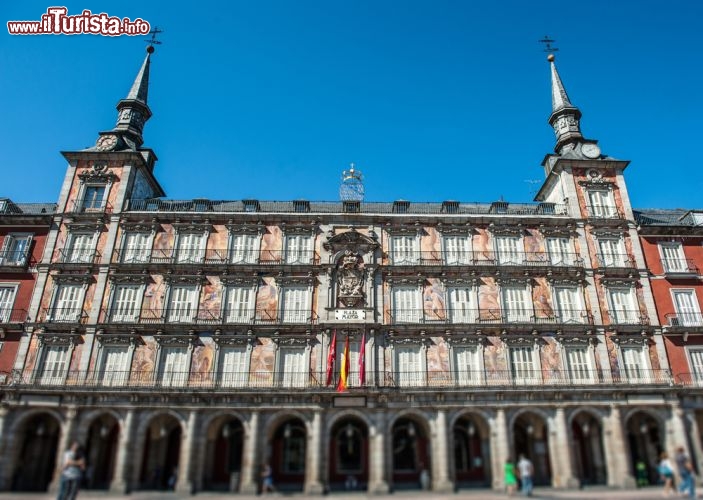 Immagine Casa de la Panadera, l'edificio più rappresentativo della Piazza Mayor a Madrid - © Franck Boston / Shutterstock.com