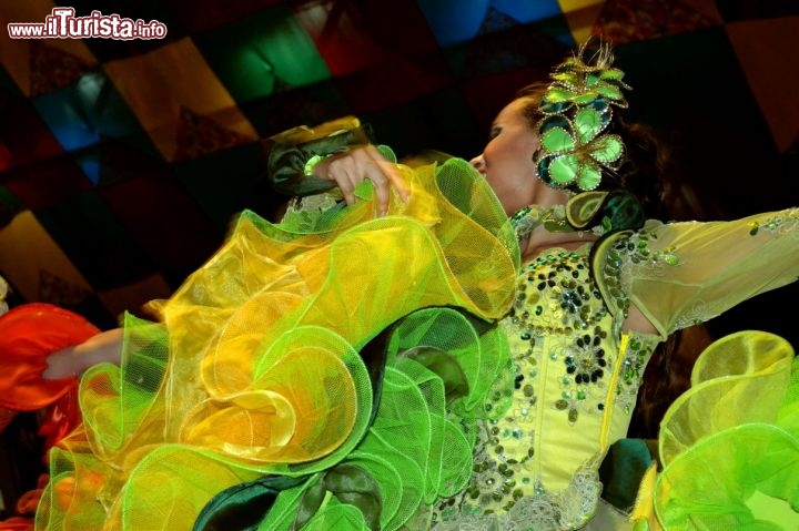 Festa di San Giovanni a Campina grande, una ballerina. Nella zona di Campina Grande (Stato di Paraíba), la Festa di São João corrisponde al periodo della raccolta del mais e dell'avena e per questo è molto sentita anche nelle comunità rurali.