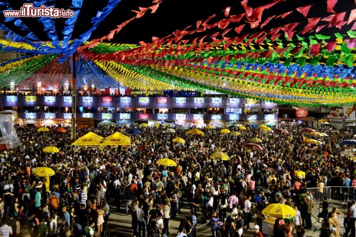 E' noto come i brasiliani siano tendenzialmente molto credenti (principalmente di religione cattolica) ed è per questo difficile immaginare che esista una festa più sentita del Natale; ciò è in parte vero, ma nel nord-est del paese la festività attesa con maggiore trepidazione è quella di São João (San Giovanni), che secondo tradizione cade nel mese di giugno. Per gli abitanti del nord-est, la festa di São João è sentita come il Carnevale a Rio de Janeiro; anche i costumi ed i colori ricordano il celebre evento carioca. Lo scenario principale dei festeggiamenti a Campina Grande è il Parque do Povo, che misura oltre 42000 metri quadrati. La città di Campina Grande, nello Stato di Paraíba, si tiene ogni anno quello che è considerato “ O Maior São João do Mundo”, ossia la più grande festa al mondo dedicata a San Giovanni. Nella foto Campina grande durante la festa di Sao Joao