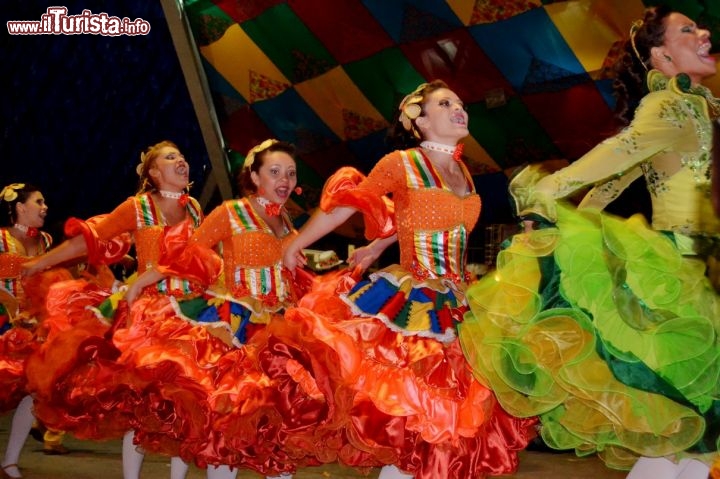 Nel Parque do Povo a Campina Grande ogni sera sul palco principale si esibiscono i più grandi interpreti brasiliani di forrò. Nel Parque do Povo a Campina Grande esistono due “arraiais”: l'Arraial Luiz Gonzaga el'Arraial Hilton Motta, dove si tengono i grandi spettacoli di danze tradizionali.