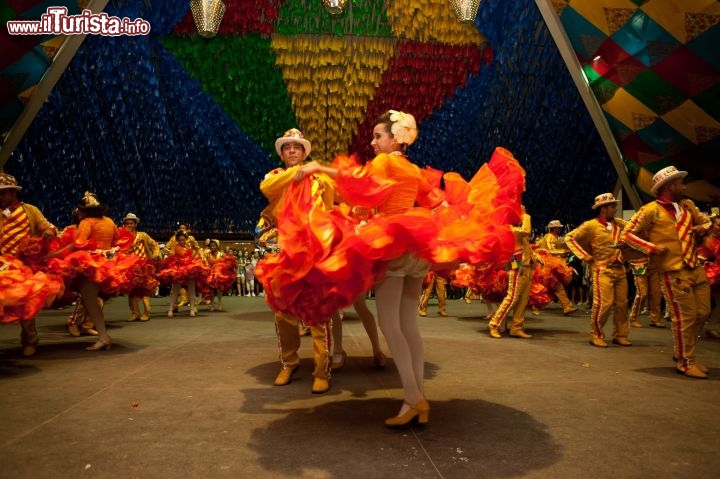 Quadrilhas in azionae a Campina Grande. Esiste una variegata letteratura popolare legata alla Festa di São João a Campina Grande; una filastrocca, ad esempio, recita così:
Per te Campina Grande/ Ho un rispetto profondo/ Da qui e da latri paesi/ Viene gente ad ogni secondo/ Perché solo tu fai/ Il maggior São João del mondo.