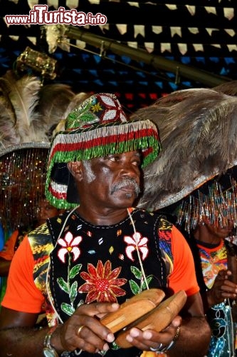 Nella Bumba-meu-boi esistono cinque tipi principali di “sotaques”: Orquesta, Matraca, Baixada, Zabumba e Sotaque de Costa-de-Mão. Il Sotaque de Matraca, conosciuto anche come “Ilha”, è lo stile preferito dagli abitanti di San Luis: la “matraca” è composta da due pezzi di legno che suonano percuotendoli tra loro.