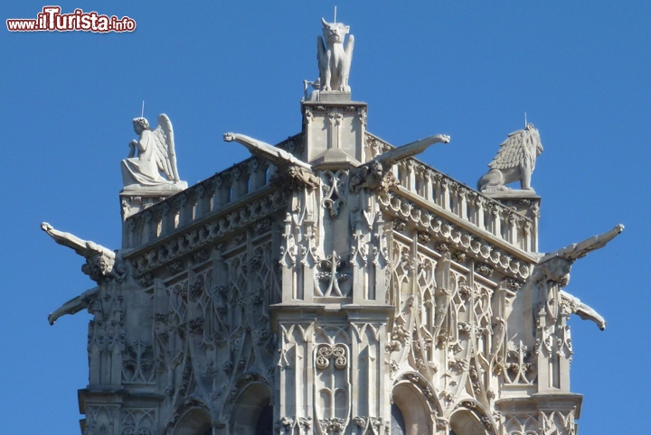 Immagine Dettaglio della torre gotica Saint-Jacques a Parigi