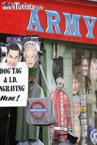 Immagine La Regina Elisabbetta e Mr Beam lungo la Portobello Road a Londra, la celebre strada del mercato, nel cuore del quartiere di Notting Hill - © Bikeworldtravel / Shutterstock.com