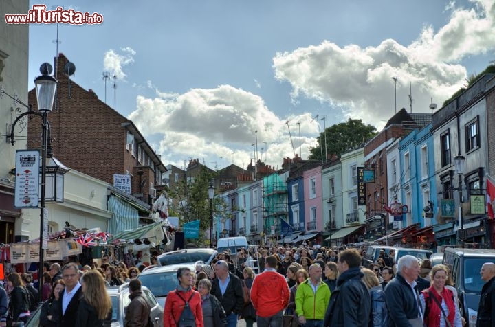 Immagine Portobello Road Market a Notting Hill, Londra. Il mercato della capitale dell'Inghilterra è presente tutti i giorni, ma è specialmente nel fine settimana che si anima grazie agli allestimenti dell'antiquariato e al mercatino delle Pulci. Le colorate case del quartiere lo rendono una meta ideale per una rilassante e piacevole passeggiata  - © pisaphotography / Shutterstock.com