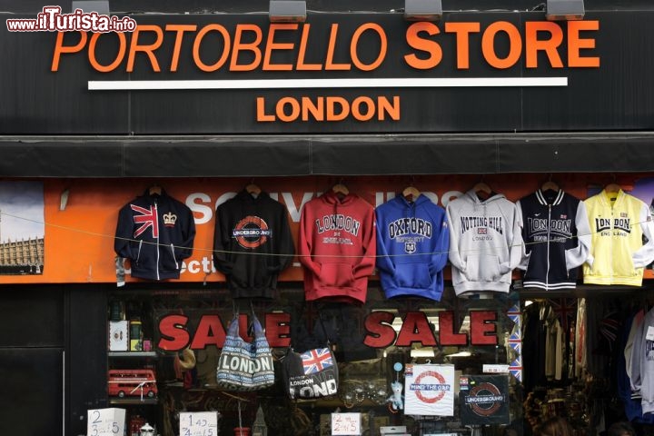 Immagine Un negozio di abbigliamento lungo la Portobello Road, che oltre per il mercato è anche una via dello shopping a Londra. Ci troviamo nel quartiere di Notting Hill, reso famoso dall'omonimo film con Julia Roberts e Hugh Grant - © Bikeworldtravel / Shutterstock.com