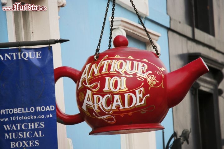Immagine Una insegna particolare lungo la Portobello Road a Notting Hill (Londra). Il mercato dell'antiquariato si svolge al sabato, mentre la domenica il "Road Market" vede allestire un interessante mercatino delle pulci - © Bikeworldtravel / Shutterstock.com