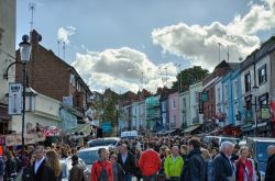 Portobello Road Market a Notting Hill, Londra. ...