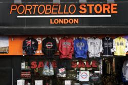 Un negozio di abbigliamento lungo la Portobello Road, che oltre per il mercato è anche una via dello shopping a Londra. Ci troviamo nel quartiere di Notting Hill, reso famoso dall'omonimo ...
