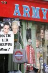 La Regina Elisabbetta e Mr Beam lungo la Portobello Road a Londra, la celebre strada del mercato, nel cuore del quartiere di Notting Hill - © Bikeworldtravel / Shutterstock.com 