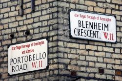 Notting Hill, un incrocio con le tipiche case a mattoni,  lungo la famosa Portobello Road - © Bikeworldtravel / Shutterstock.com 