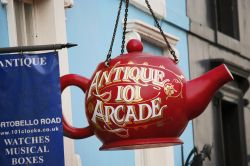 Una insegna particolare lungo la Portobello Road a Notting Hill (Londra). Il mercato dell'antiquariato si svolge al sabato, mentre la domenica il "Road Market" vede allestire un ...