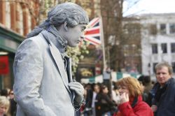 Artista di strada intrattiene i passanti a Covent ...